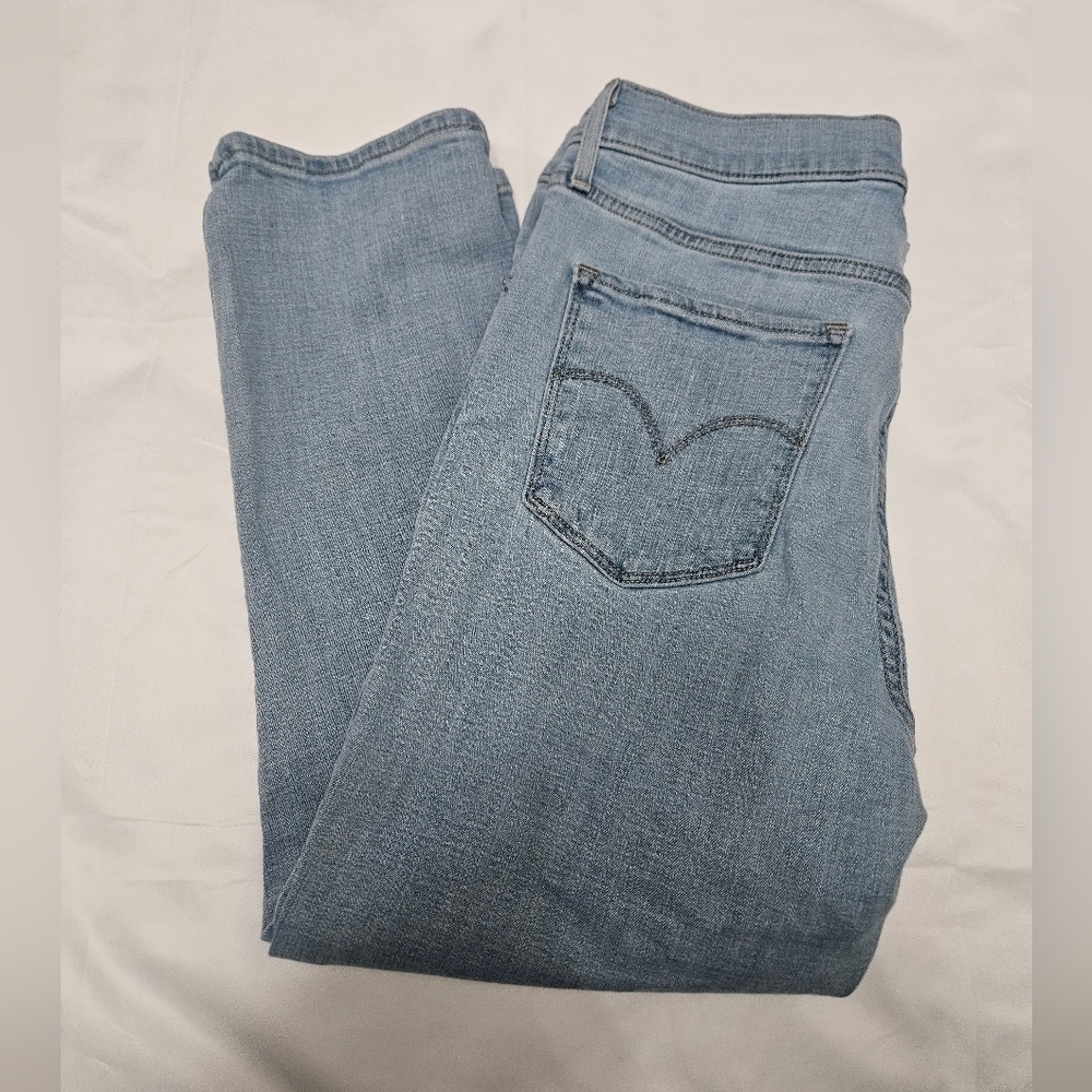 Levis 311 Shaping Skinny Capri Light Wash Jeans!